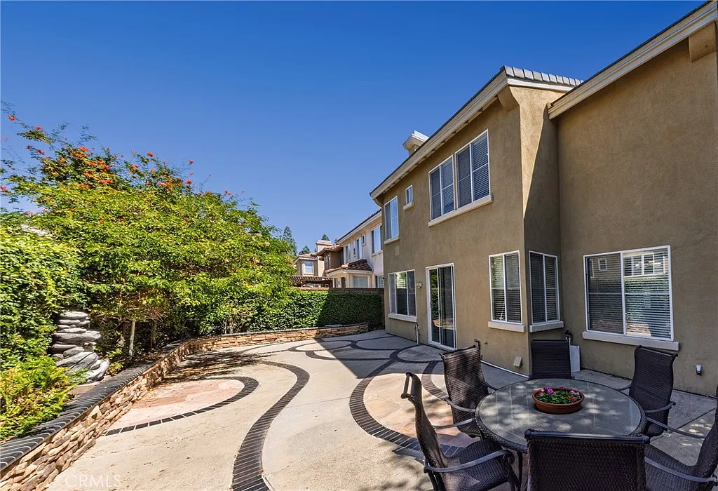 5 bed, 3048 sqft, $5,998 — Photo 3