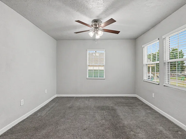 537 SW 46th St — Photo 7