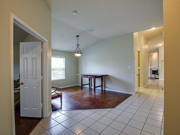 5th image of 1913 Stonehill Dr