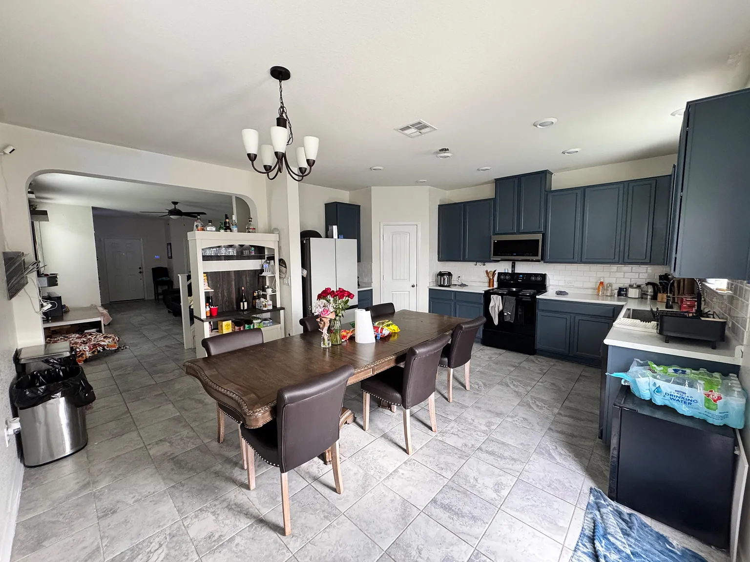 3 bed, 1.5 bath, 2850 sqft, $910 — Photo 4