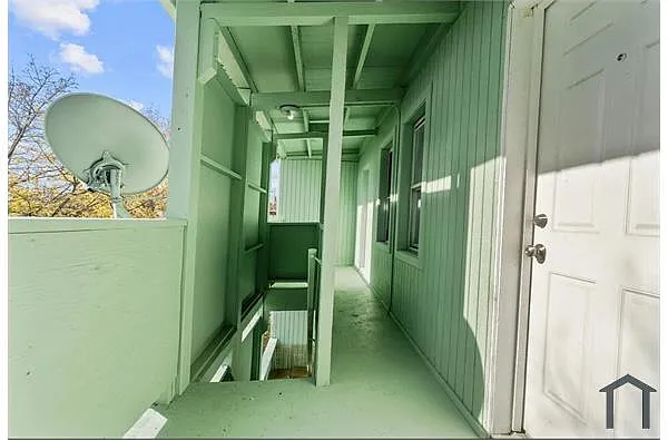 Building Photo - 746 Maple St #3