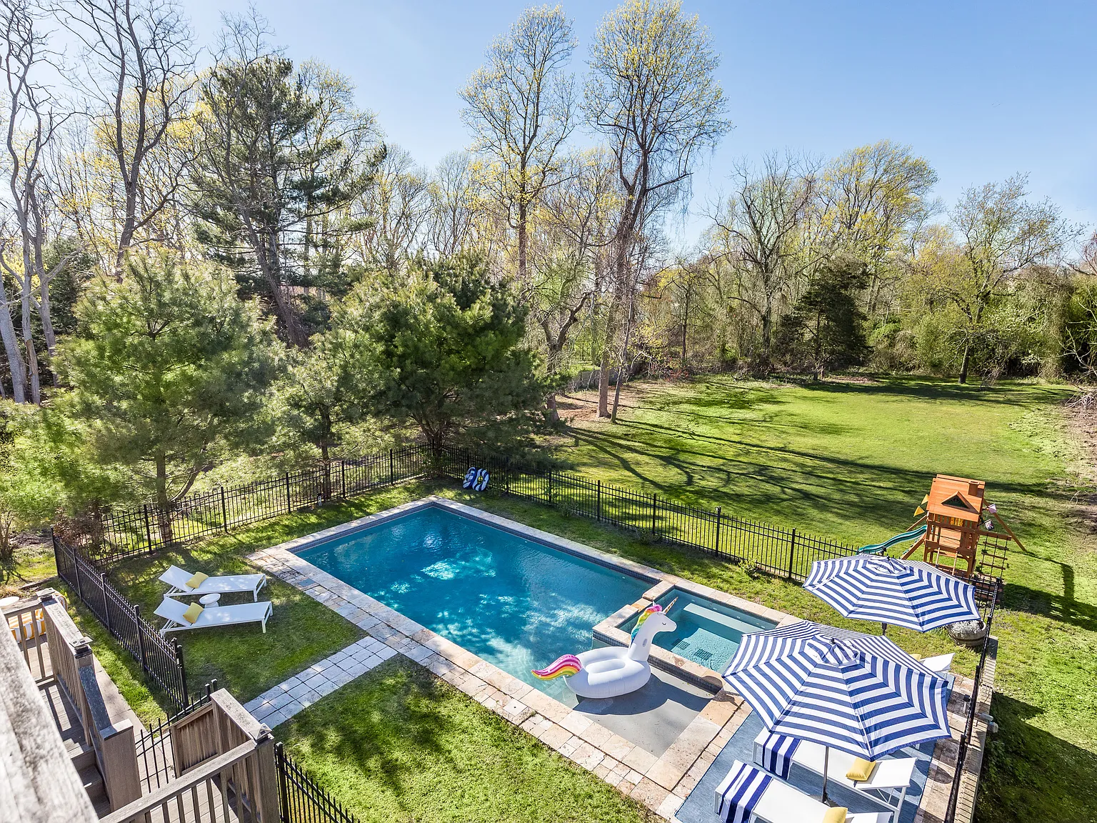 Serene Oasis in Sag Harbor with Expansive Yard and Pool — Photo 2