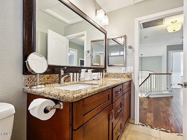 1052 E Washington Ave — Photo 37