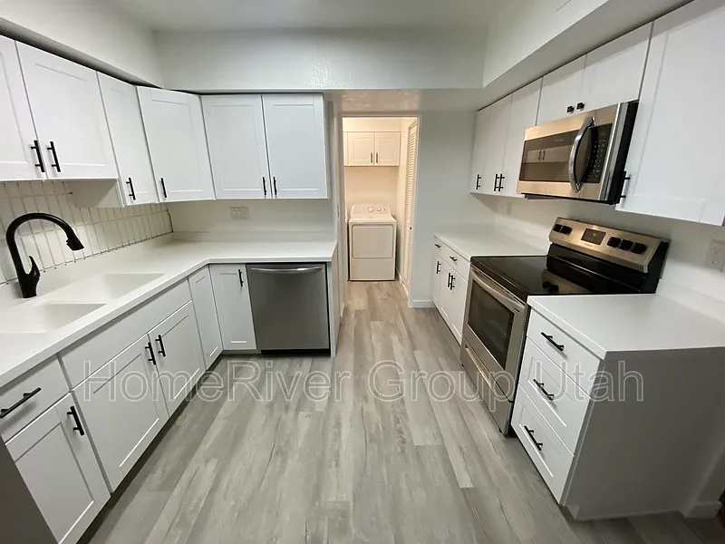 3 bed, 2.0 bath, 1300 sqft, $2,160 — Photo 1