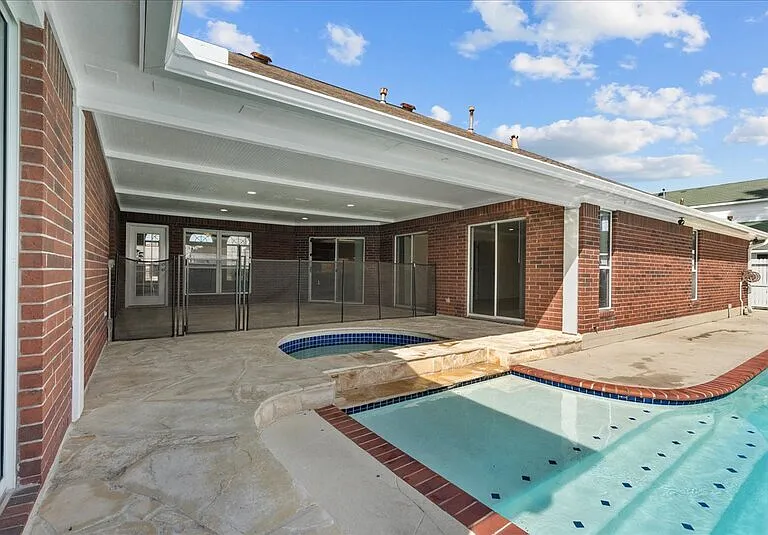 2421 Caroline St — Photo 32