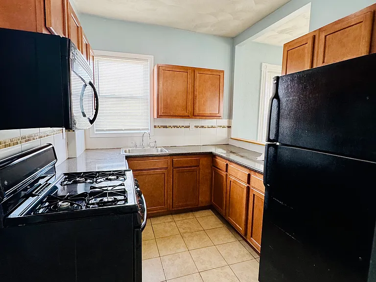 19 Spruce St #1R — Photo 4