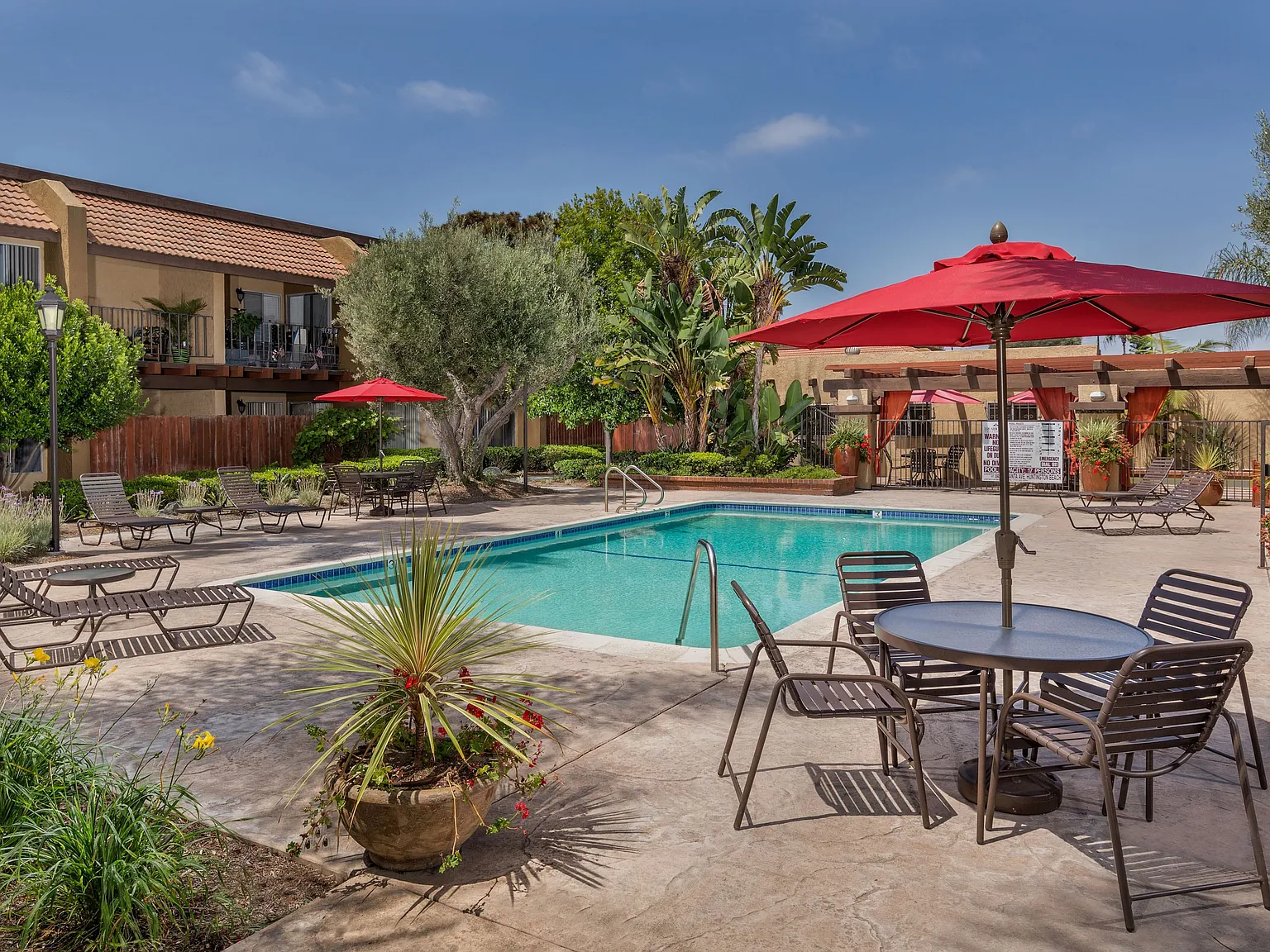 Los Arbolitos Huntington Beach Apartments — Photo 3