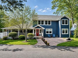 8 Oak Dr, New Windsor, NY 12553