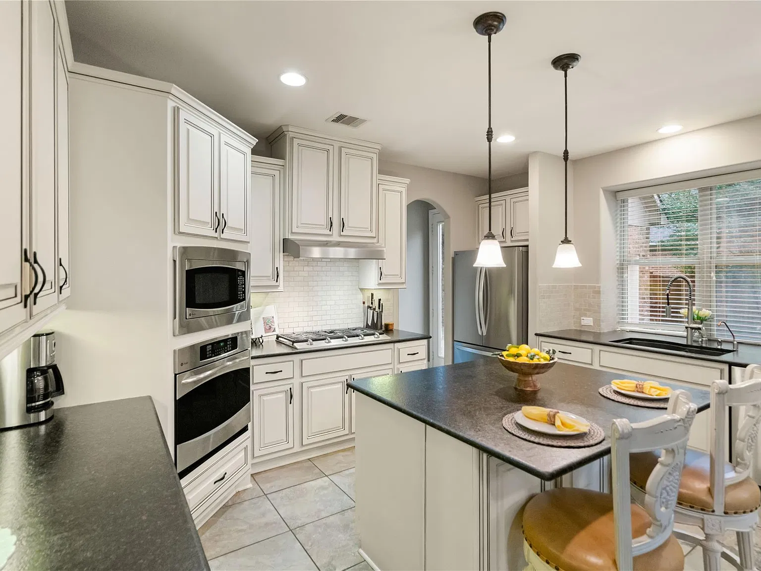 4 bed, 3.5 bath, 4060 sqft, $4,800 — Photo 3