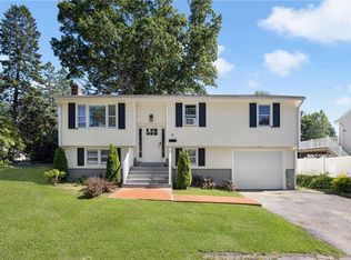 4 Dixie Ave, Warwick, RI 02889