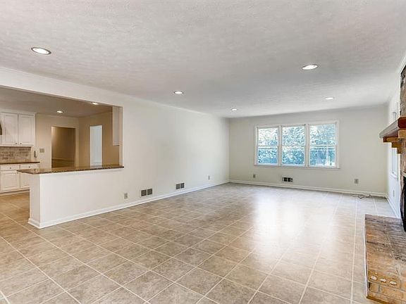 4th image of 2584 Warwick Dr