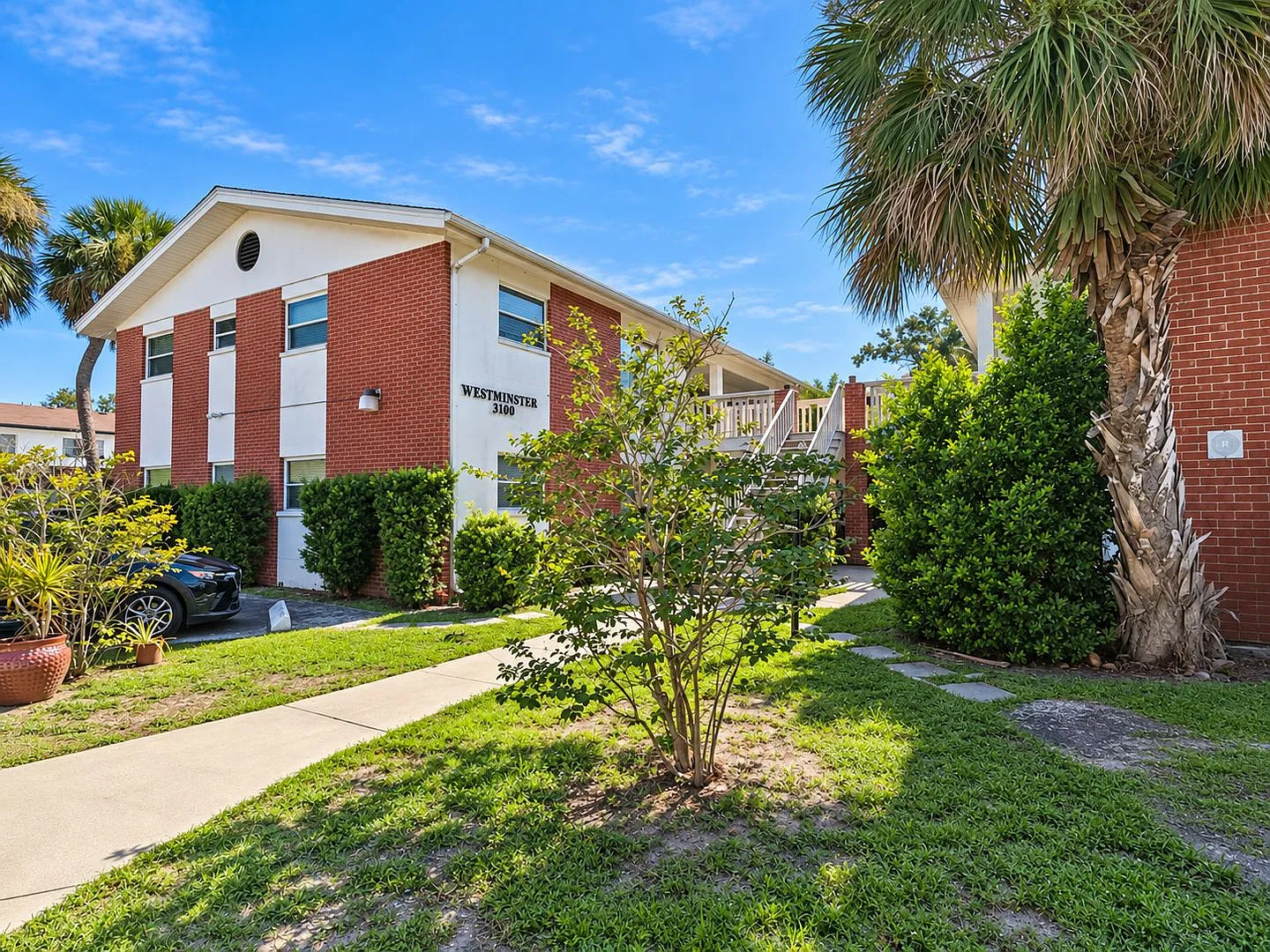 Cozy 1-Bedroom Condo in Prime St. Petersburg Location — Photo 1