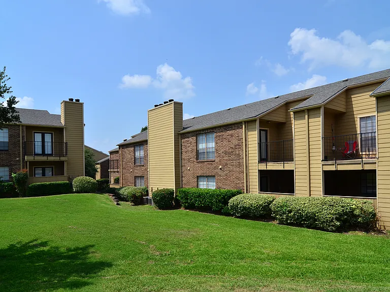 Woodbridge Crossing Apartments — Photo 2