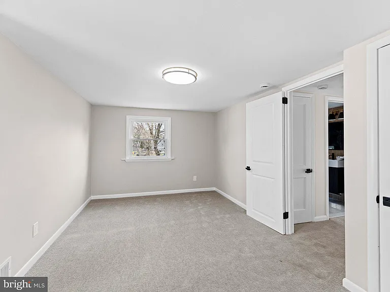 204 E Mill Rd — Photo 17