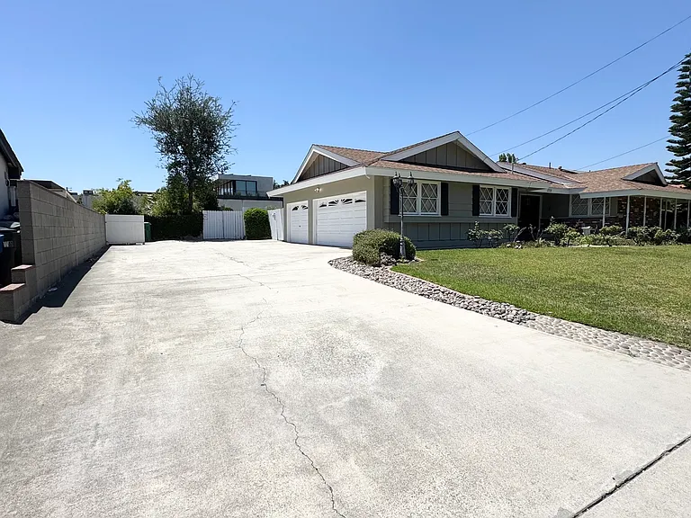 2215 El Monte Ave — Photo 2