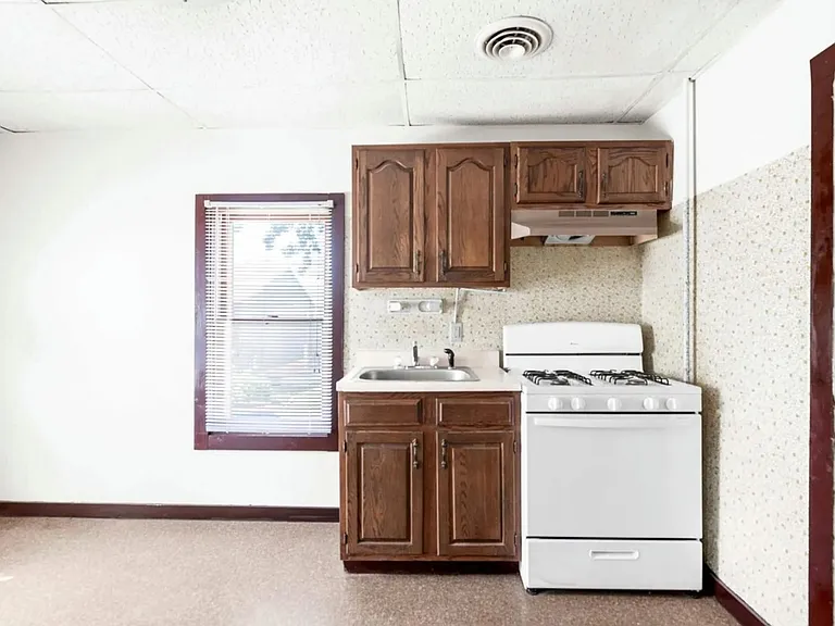 410 E Grove St — Photo 12