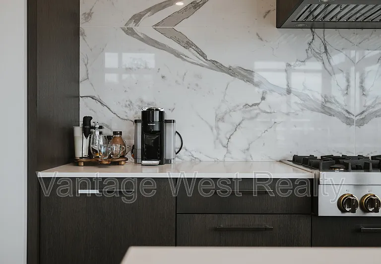 3389 Lakeshore Rd #516 — Photo 5