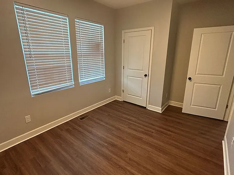 325 N Dean St — Photo 12