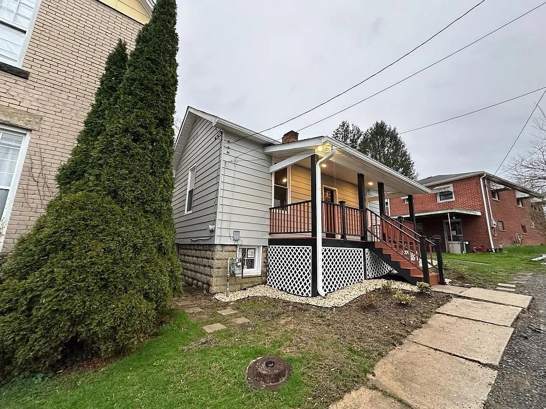 3 bed, 3.0 bath, 1106 sqft, $1,350 — Photo 2