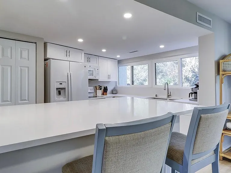 42 S Forest Beach Dr — Photo 4