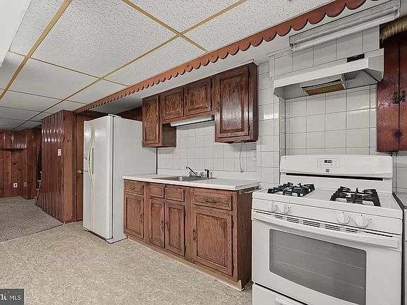5th image of 708 Umbra St