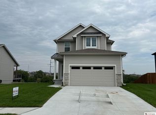 11114 Portage Dr, Papillion, NE 68046