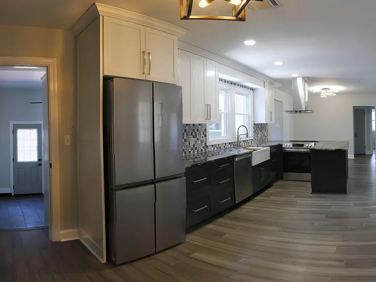 386 Holmes Cir — Photo 8