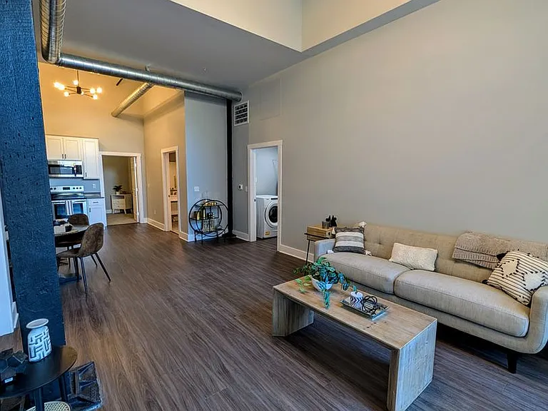 New South Side Apartments at 905 Bingham — Photo 1