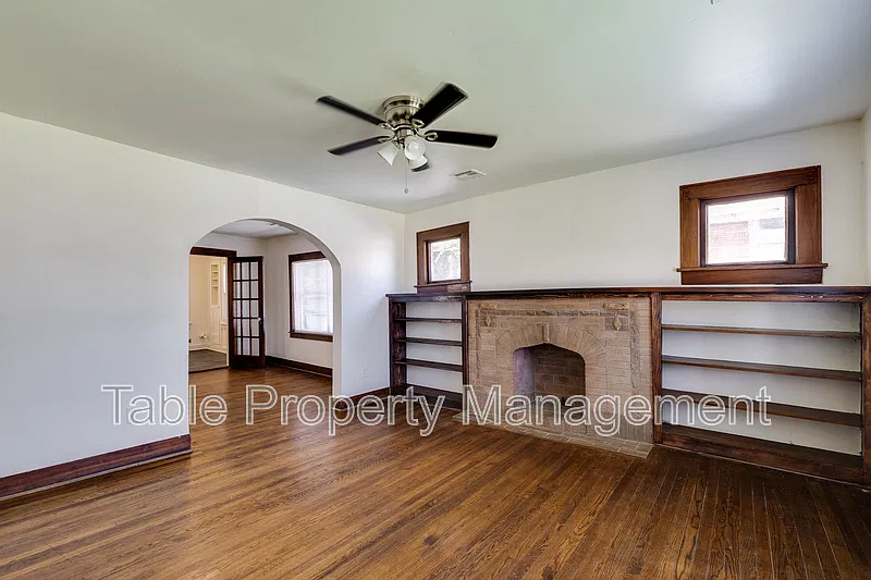 2 bed, 1.0 bath, 995 sqft, $900 — Photo 2