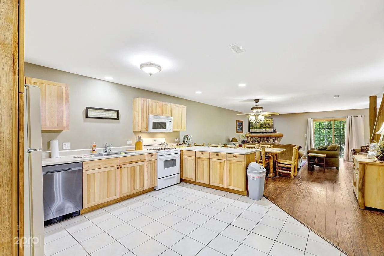 2 bed, 1800 sqft, $2,200 — Photo 2