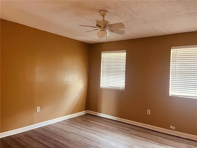 1572 Kings Rd — Photo 10