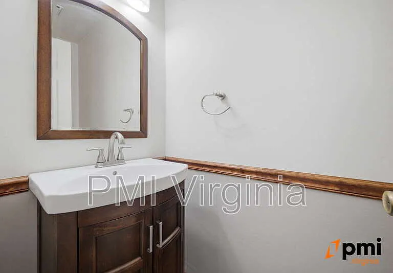 202 Stonehall Ct — Photo 32