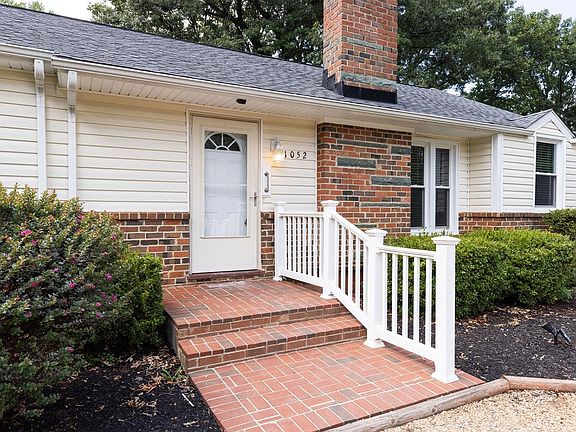 4th image of 1052 Oakmont Cir