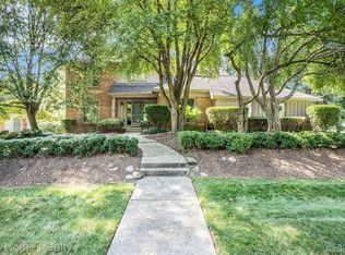 1583 Greenwich Dr, Troy, MI