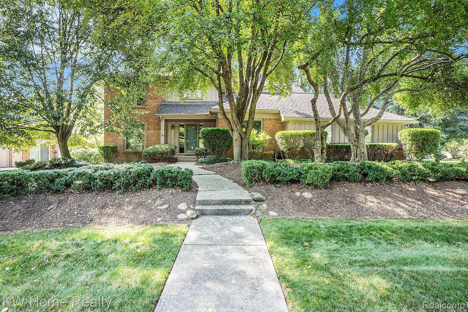 1583 Greenwich Dr photo 1