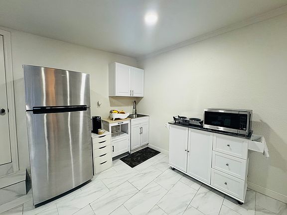 5th image of 10146 Gard Ave