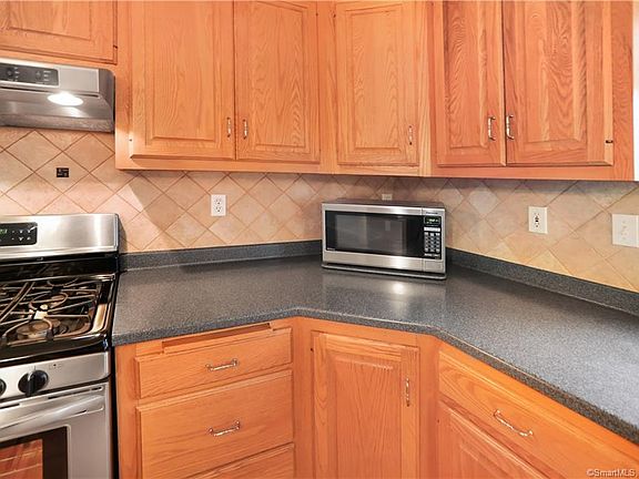 5th image of 29 Barn Hill Ln