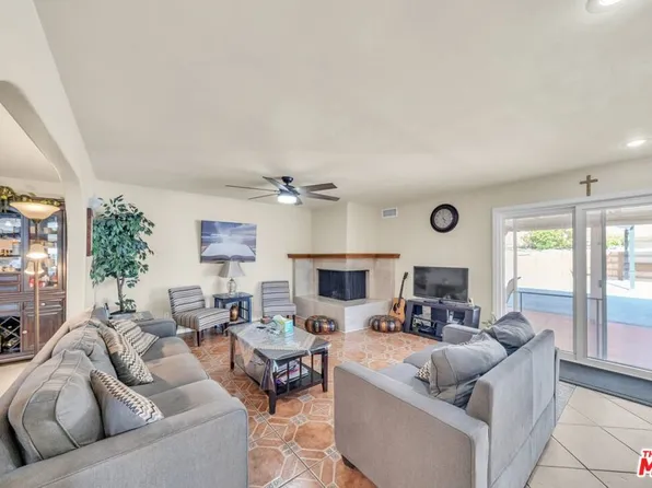 28010 Lakehurst Avenue, Santa Clarita, CA 91351