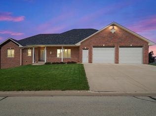 647 Pin Oak Dr, Holy Cross, IA 52053