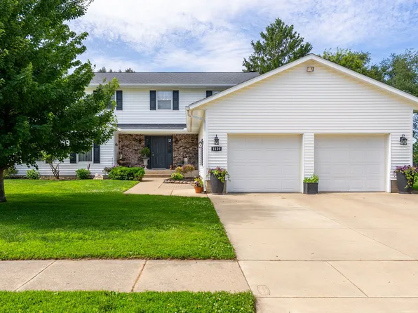 1139 Brookview Dr, De Witt, IA 52742