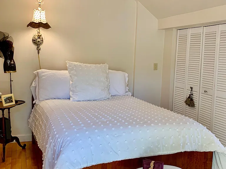 Full Bedroom en suite, upstairs.