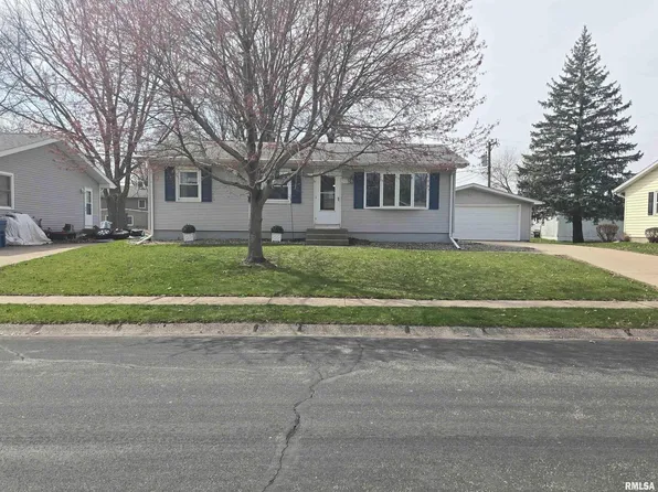 502 N 5th St, Eldridge, IA 52748