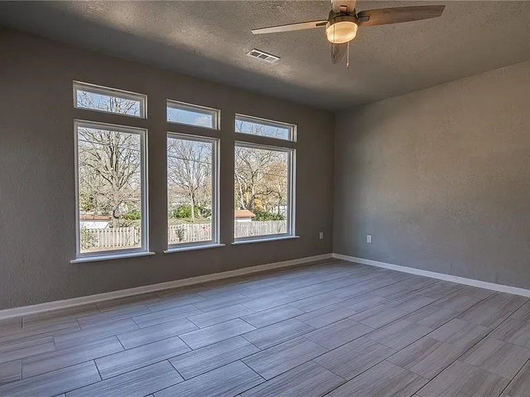 402 E Hemlock St — Photo 3