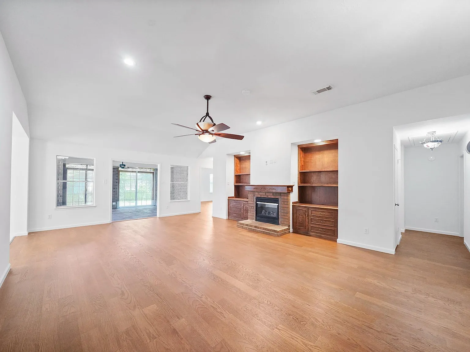 2 bed, 2.0 bath, 2155 sqft, $2,450 — Photo 4
