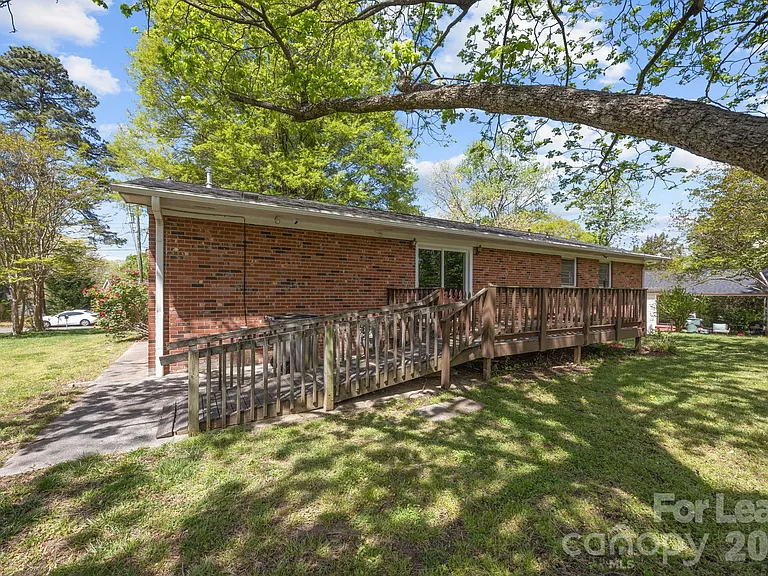 1502 Cloverdale Ln — Photo 23