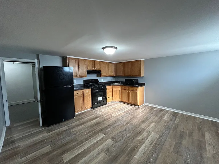 2912 E Federal St — Photo 2