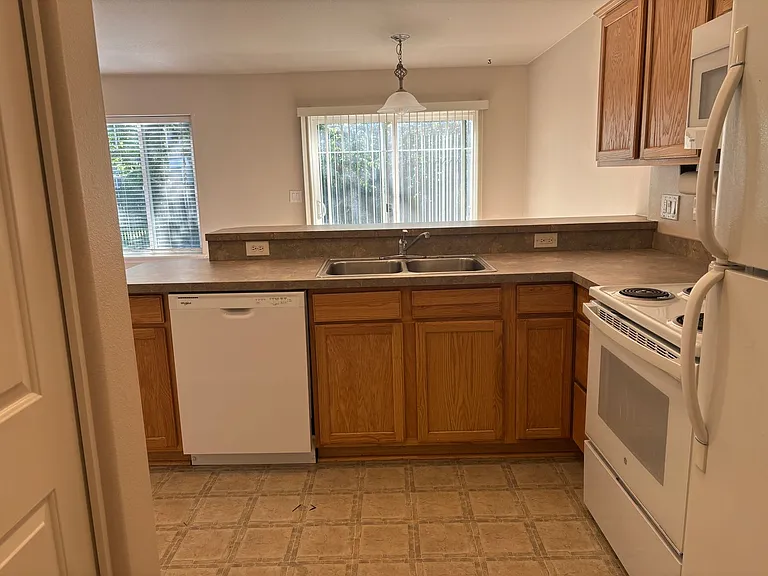 4115 Geranium Loop NE — Photo 6