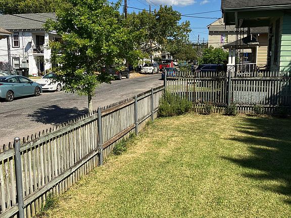 Fenced back yard with easy street parking