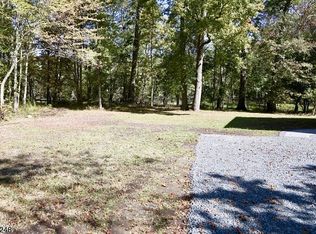 4 Dixon Ln, East Hanover, NJ 07936