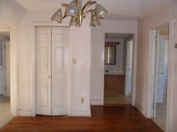 3rd image of 1004 Graves St